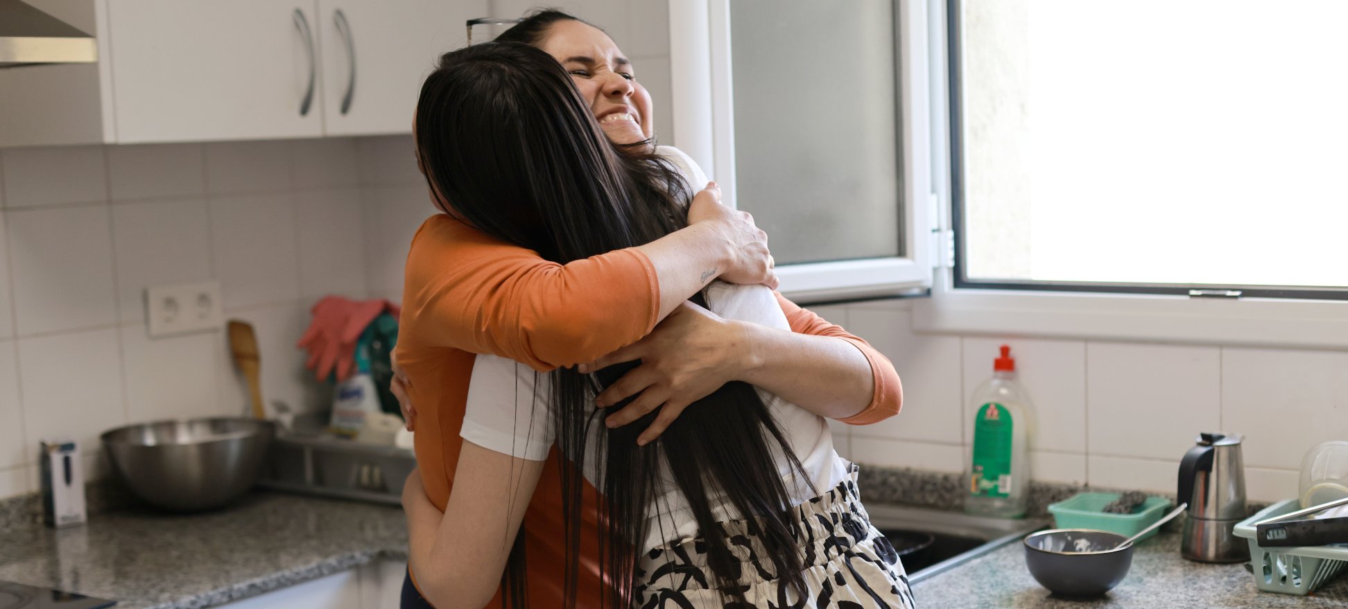 Educadora y jovén abrazándose